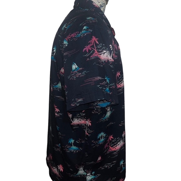 Original Use Volcano Shark Button Up Short sleeve Men’s Shirt. Size XL - Picture 2 of 7